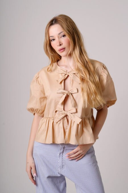 Blusa poplin con volado y 3 moños "BLONDE"