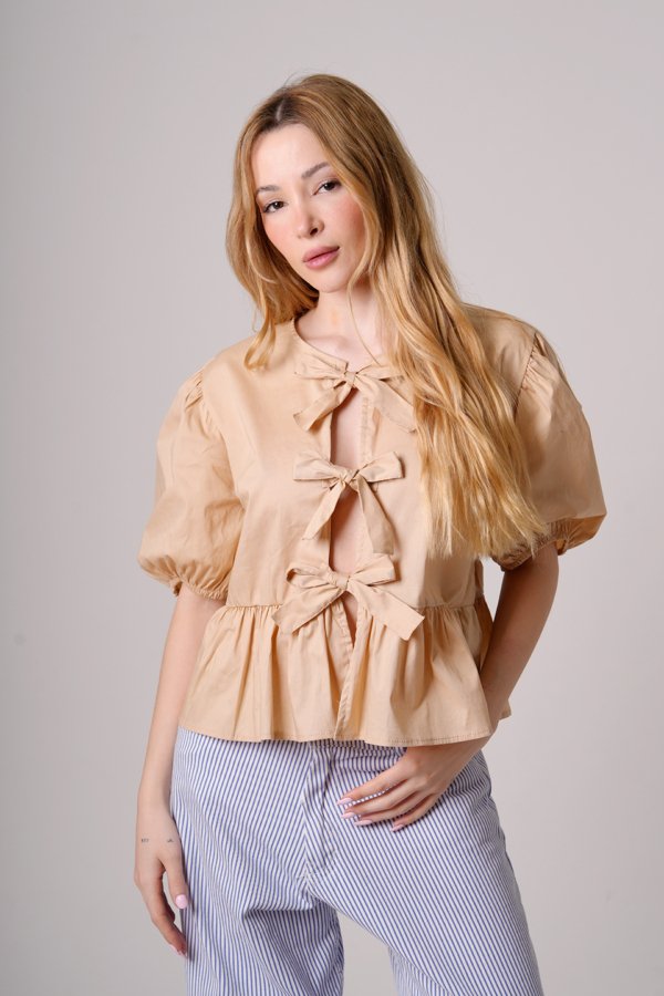 Blusa poplin con volado y 3 moños "BLONDE"