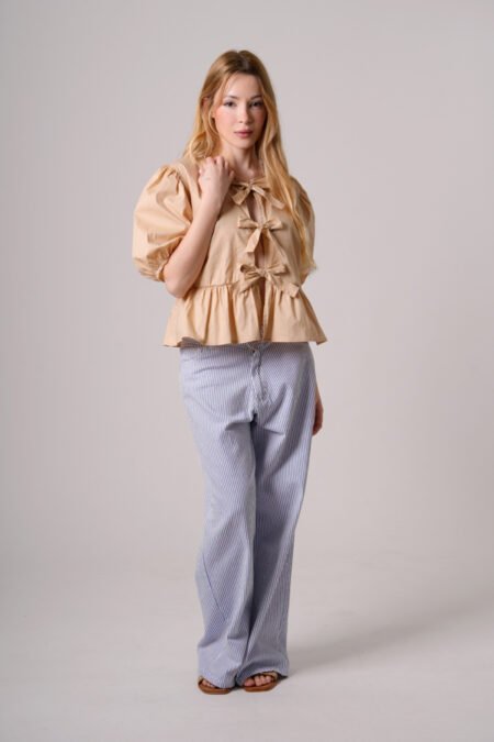 Blusa poplin con volado y 3 moños "BLONDE" - Imagen 3