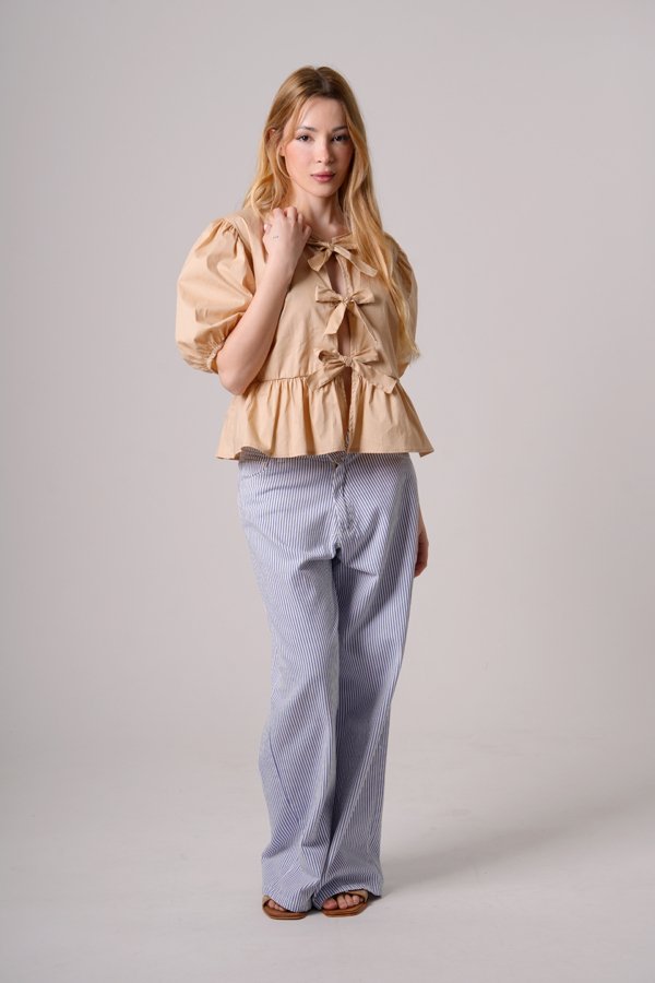 Blusa poplin con volado y 3 moños "BLONDE"