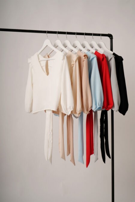 Remera cey liso cuello v manga 3/4 hombro volado boton atras y para atar "KALI" - Imagen 2