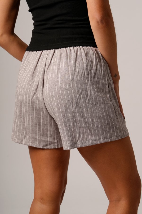 Short lino rayado con elastico y 3 botones "NERINA"