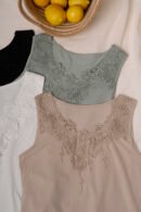 Musculosa con broderie "SKY"