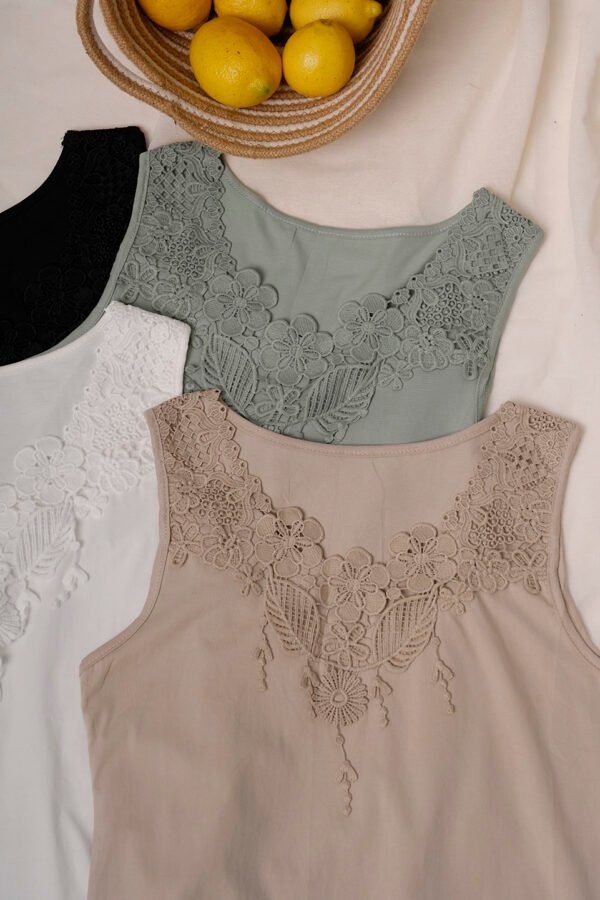 Musculosa con broderie "SKY"