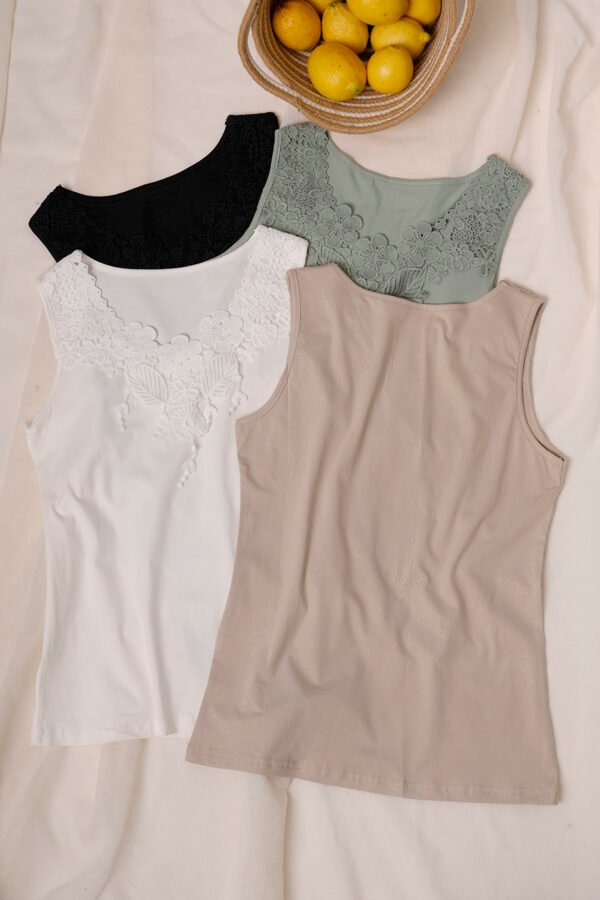 Musculosa con broderie "SKY"