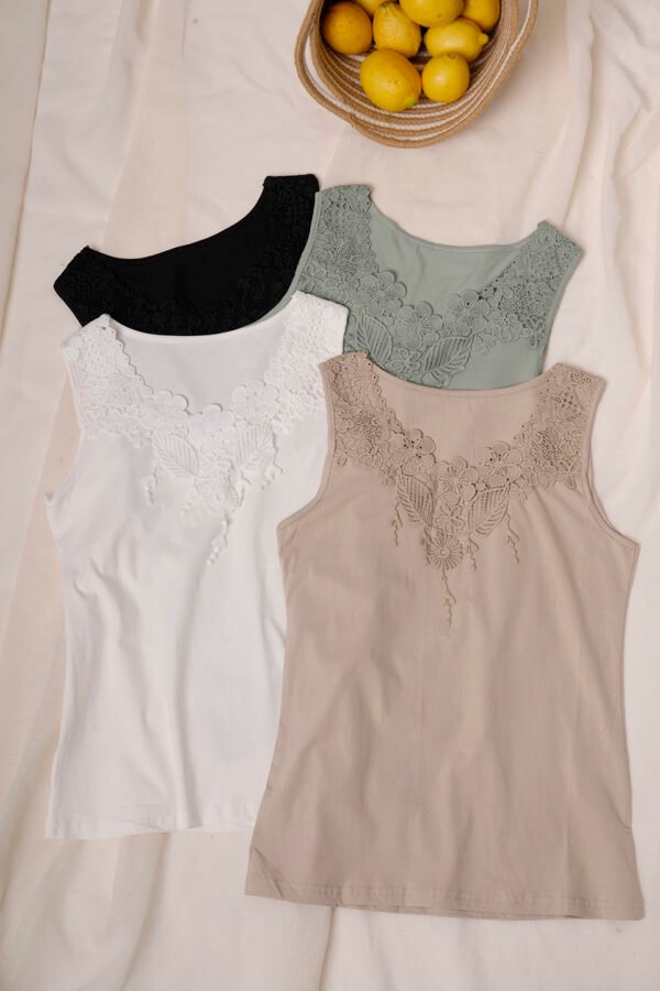Musculosa con broderie "SKY"