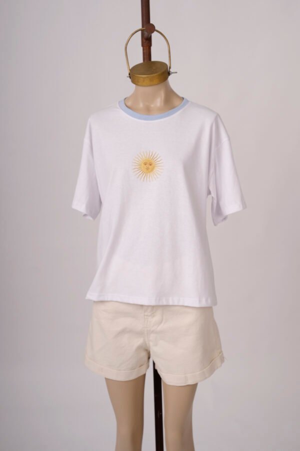 Remera boxy sol de mayo dtf en el medio "SOLCITO"