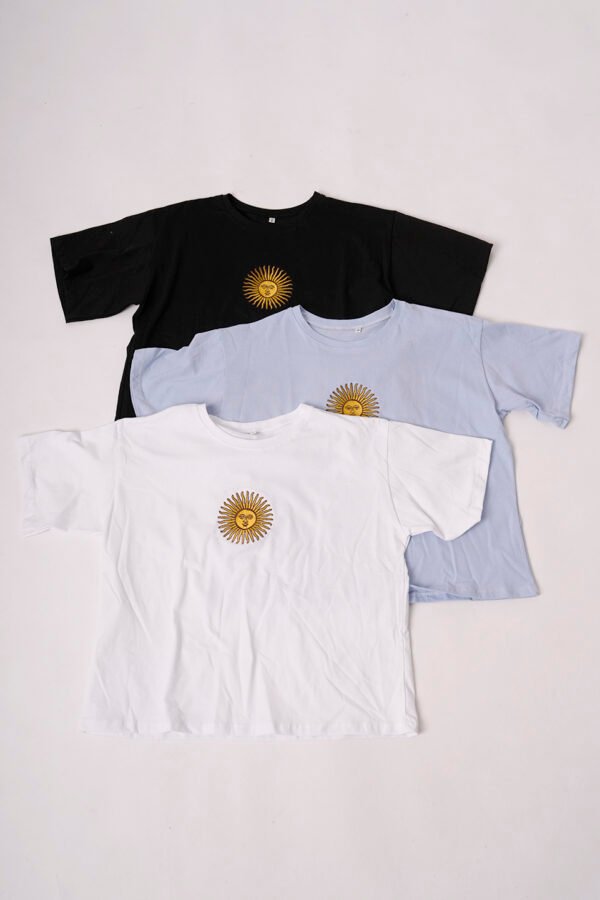 Remera Boxy Algodon Jersey 24/1 Sol De Mayo Argentina En El Medio Bordado "MAYO"