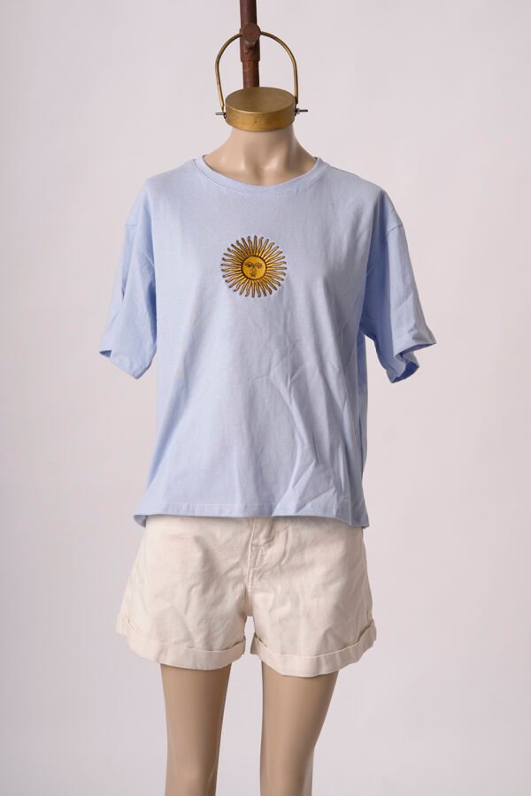 Remera Boxy Algodon Jersey 24/1 Sol De Mayo Argentina En El Medio Bordado "MAYO"