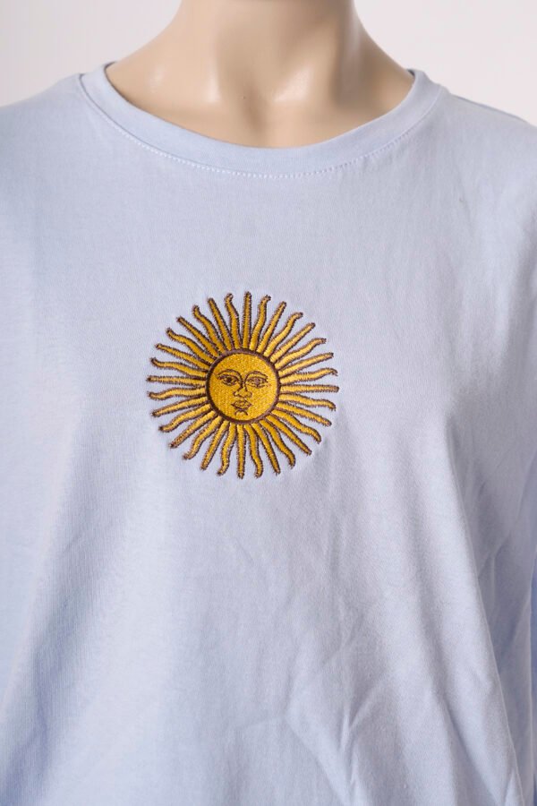 Remera Boxy Algodon Jersey 24/1 Sol De Mayo Argentina En El Medio Bordado "MAYO"