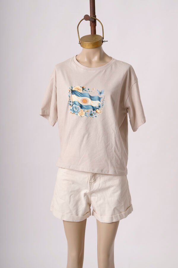 Remera Boxy Algodon Jersey 24/1 Bandera Argentina Floreada En El Medio En DTF «PATRIA»