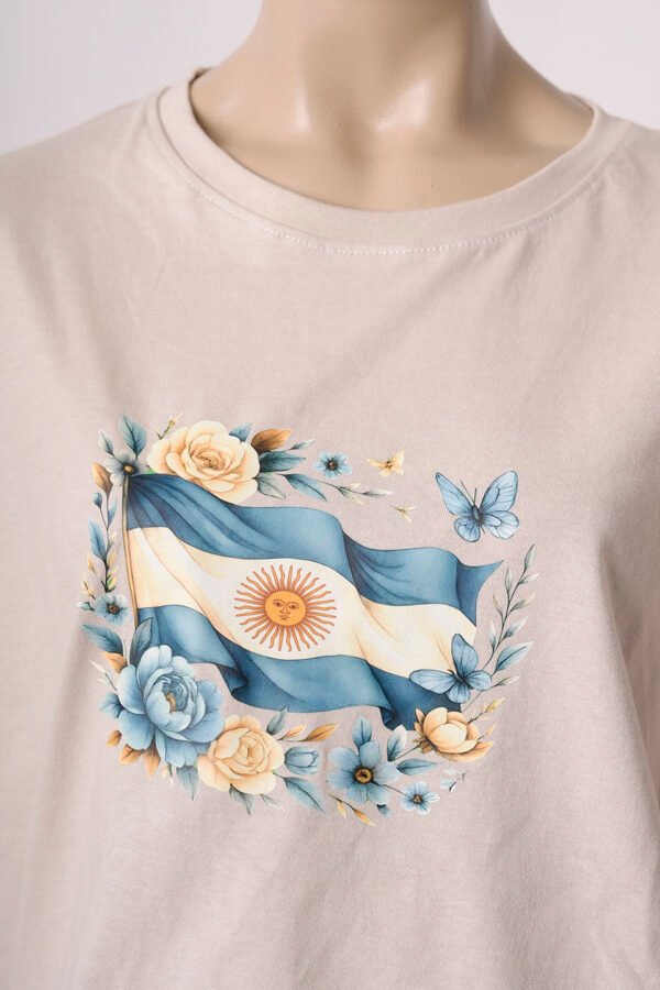 Remera Boxy Algodon Jersey 24/1 Bandera Argentina Floreada En El Medio En DTF «PATRIA»