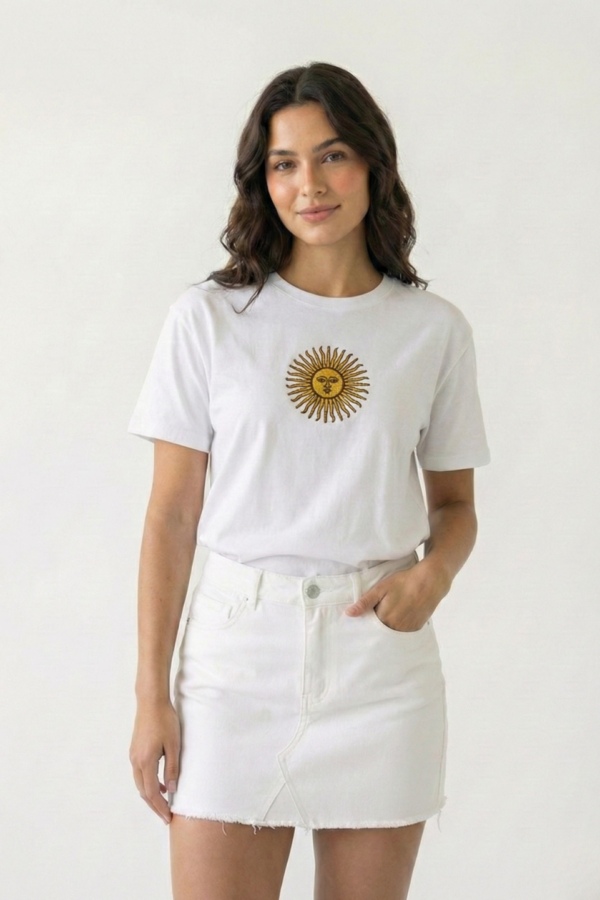 Remera Boxy Jersey Sol De Mayo En El Medio Bordado "MAYO"