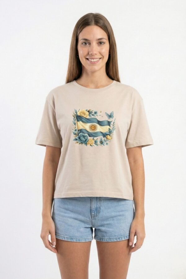 Remera Boxy Algodon Jersey 24/1 Bandera Argentina Floreada En El Medio En DTF «PATRIA»