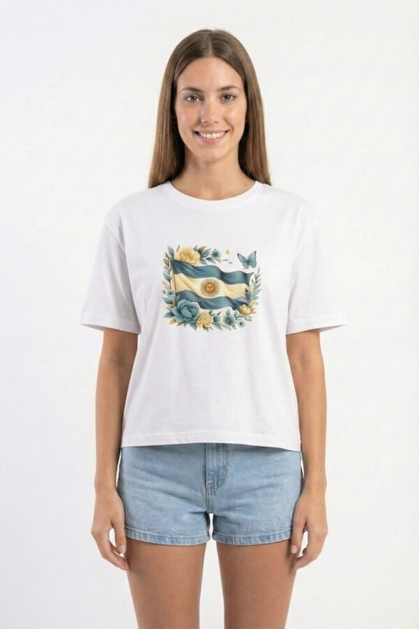 Remera Boxy Algodon Jersey 24/1 Bandera Argentina Floreada En El Medio En DTF «PATRIA»