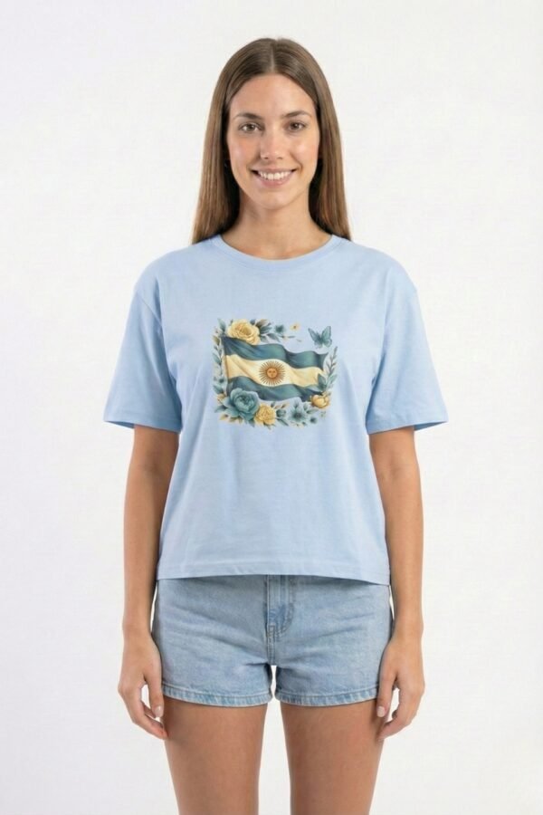 Remera Boxy Algodon Jersey 24/1 Bandera Argentina Floreada En El Medio En DTF «PATRIA»