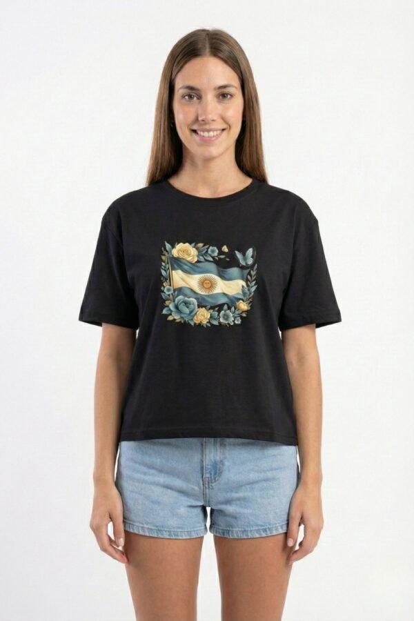 Remera Boxy Algodon Jersey 24/1 Bandera Argentina Floreada En El Medio En DTF «PATRIA»