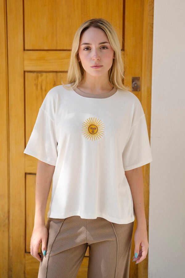 Remera Boxy Ribb Sol De Mayo En El Medio Bordado "CIUDAD"