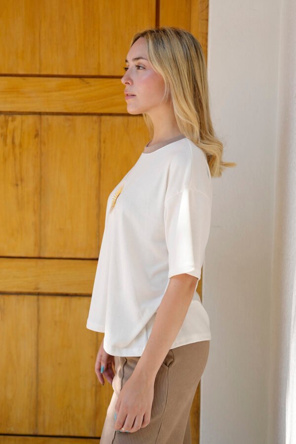 Remera Boxy Ribb Sol De Mayo En El Medio Bordado "CIUDAD"