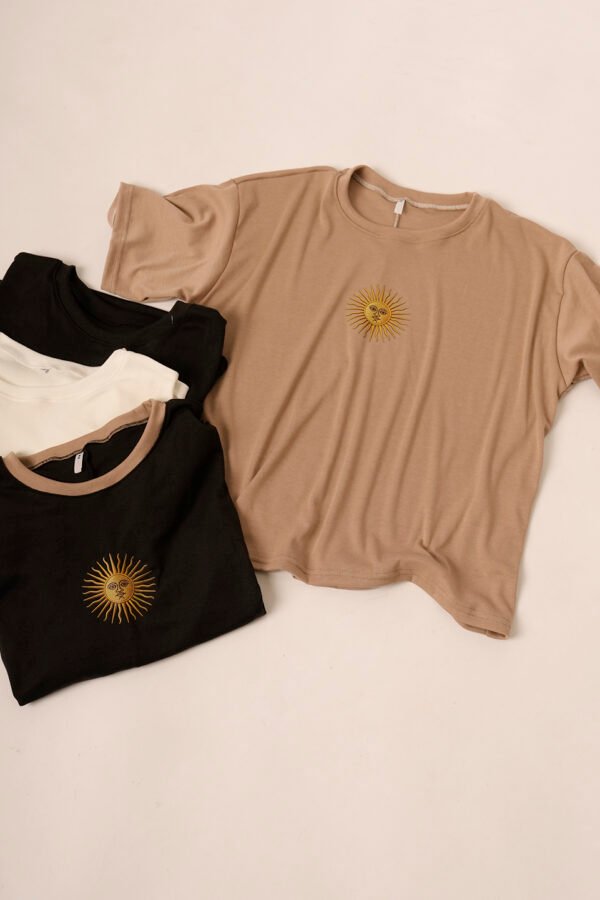 Remera boxy ribb sol de mayo argentina en el medio en DTF «SOLES»