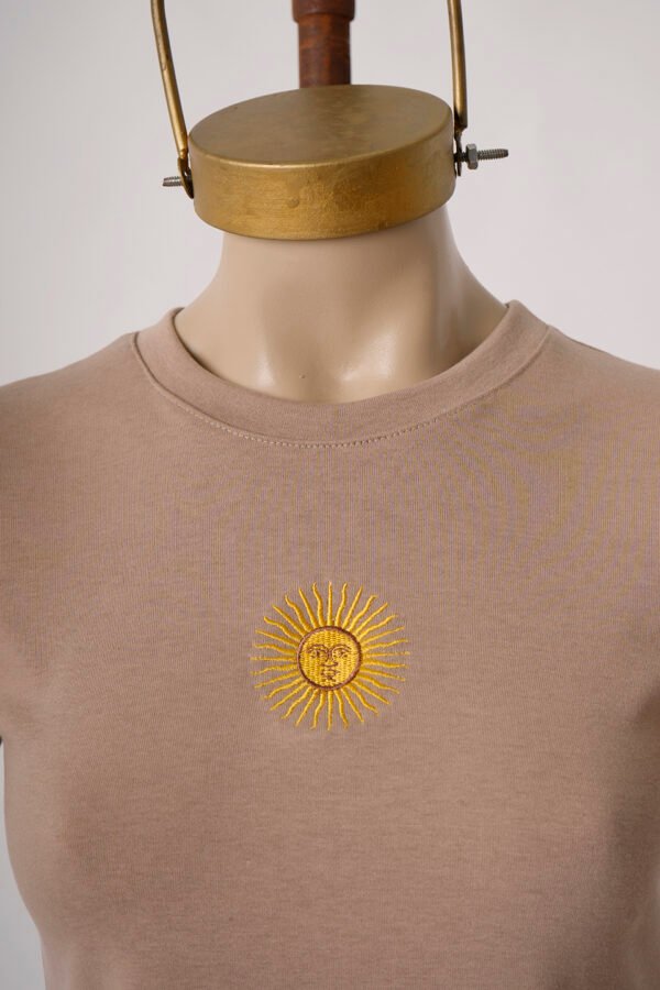 Top ribb manga corta cuello redondo sol de mayo bordado en el medio "ARUBA"