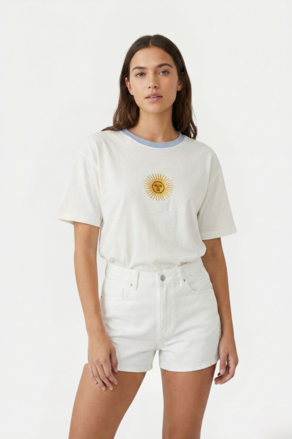 Remera Boxy Ribb Sol De Mayo En El Medio Bordado "CIUDAD"