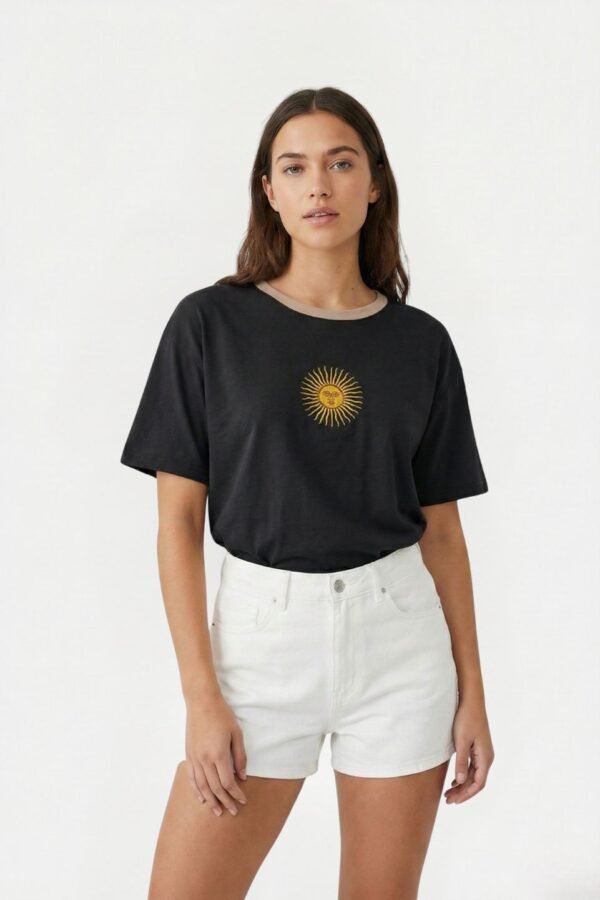 Remera Boxy Ribb Sol De Mayo En El Medio Bordado "CIUDAD"