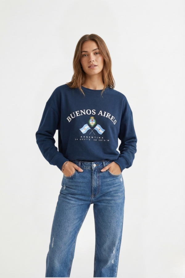 Buzo Rustico Frisado Cuello Redondo Buenos Aires Escudo y 2 Banderas En DTF "LENA"