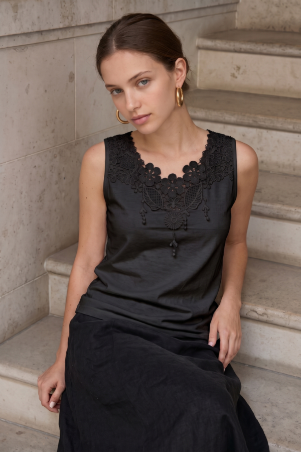 Musculosa con broderie "SKY"